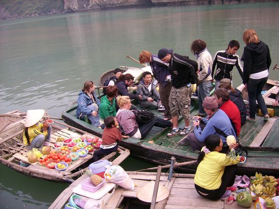 Sobald man das Boot verliess wurde man von diesen schwimmenden Supermaerkten belagert ("Sir, you buy!?)