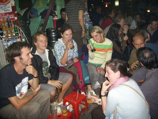 Waehrend das Fass leerer wird, setzen sich immer mehr Traveller zu uns