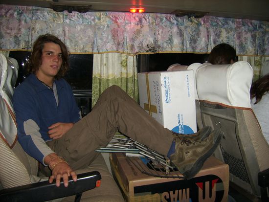 So sieht es zusammen mit der Antenne und den Boxen noch nicht so wild aus, allerdings bekam ich natuerlich noch einen Sitznachbar (,der mir stolz verscihterte, er habe seine Socken seit 5 tagen nicht mehr gewechselt)