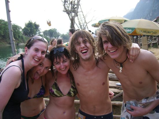 Noree, Lynn, Sarah, Scott und ich in einer der vielen Bars am Fluss