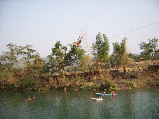 Scott auf der Ropeswing. Mein Versuch einen Backflip zu machen scheiterte klaeglich und tat verdammt weh!