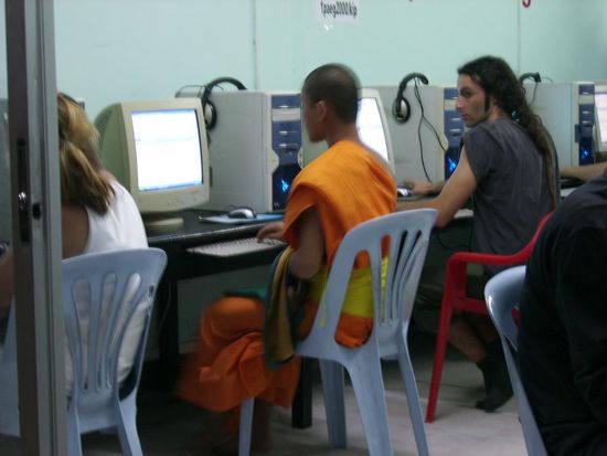 Moench checkt seine emials - auch Moenche mit I-Pod oder Handy sind keine Seltenheit