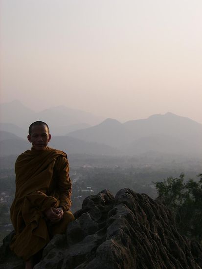 Moench in der Abendsonne am Tempel