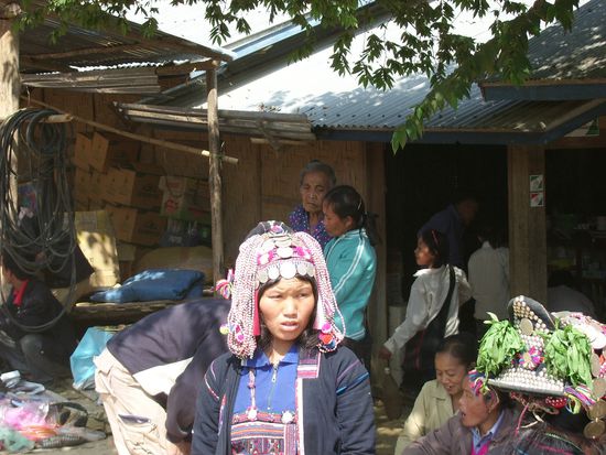 Minderheitendoerfler beim Markt in ihren traditionellen Kostuemen - und das nicht wegen der Touris!
