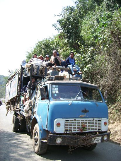 Ist gibt noch Fahrzeuge, die noch hoffungslos ueberladener sind, als unser Bus