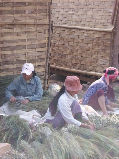 Frauen in Moung Khaou beim Besen machen