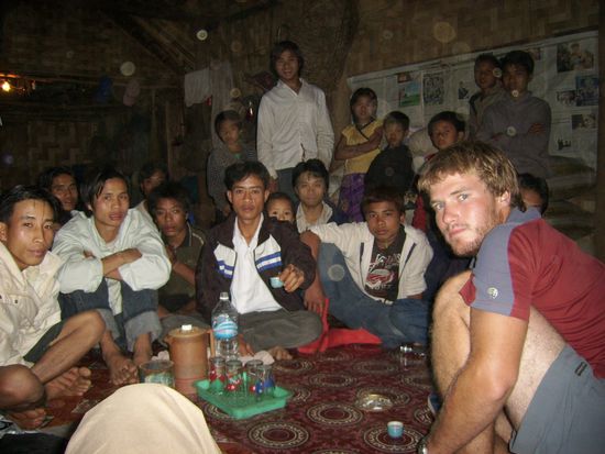 Abends trinken wir mit den Maennern des Dorfes LaoLao, die Kinder duerfen nur zuschauen