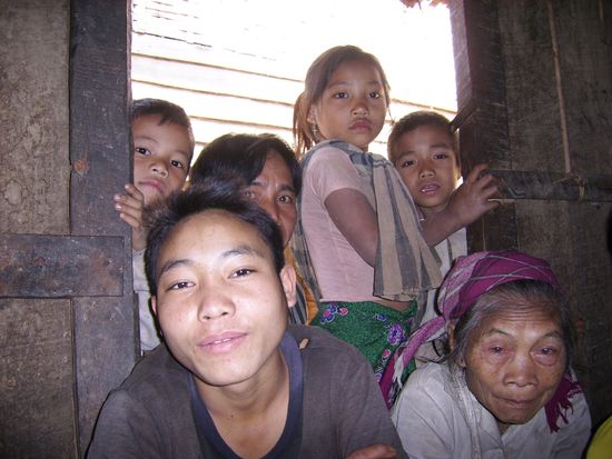 Jung und alt - jeder will die Weissen sehen, als wir versuchen Klebreis statt Schweineohren zu bekommen