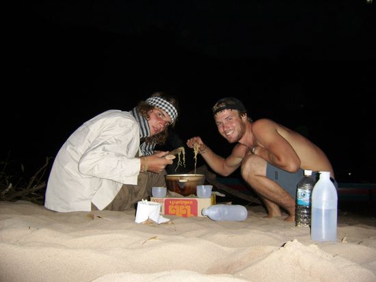 Mit aus Stoeckern improvisierten Loeffeln verschlingen wir die ueberm Feuer gekochten Fertignudeln