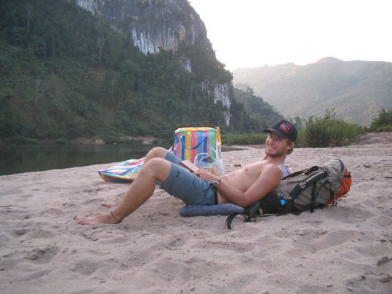 Drew ruht sich am ersten Strand aus, bevor wir verscheucht werden