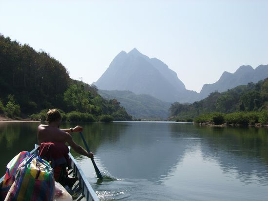 Drew paddelt uns in Richtung der Berge