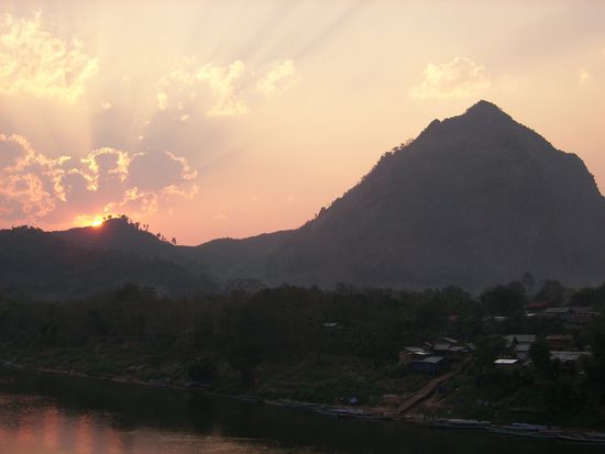 Sonnenuntergang am Nam Ouu bei Nong Khiao