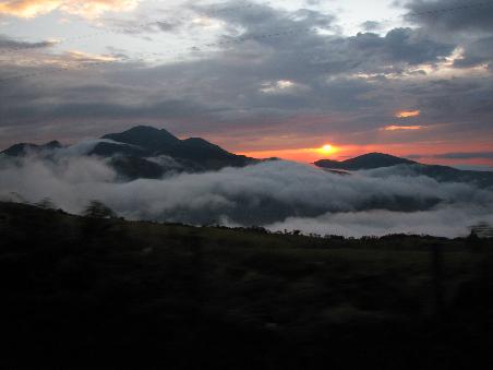 Sonnenunergang waehrend der Busfahrt