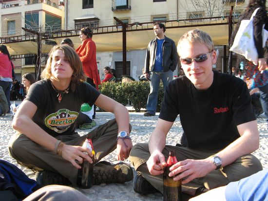 Enspannt lauschen wir auf dem Plaza Nueva den Straßenmusikern