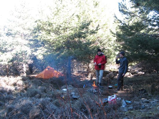 Die Kälte treibt uns Morgens sofort ans Feuer