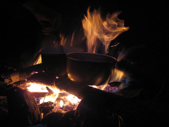 Kochen über dem Lagerfeuer