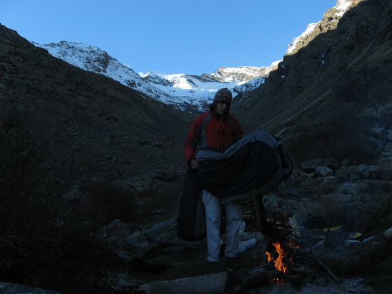 Der Atem war an der Zeltwand kondesiert und dementsprechend war mein Schlafsack am MOrgen nass. Nur mit viel Geduld kann ich ihn über dem Feuer trocknen.