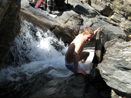 Nils hat seine Trinkflasche beim Überqueren eines Flusses verloren