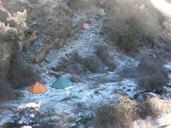 Am Morgen liegt Schnee auf unserem Lagerplatz