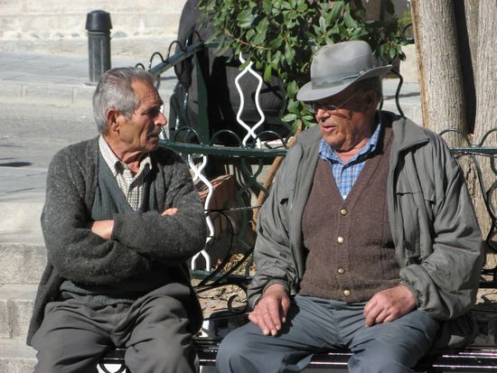 Die Alten im Dorf tauschen Neuigkeiten aus