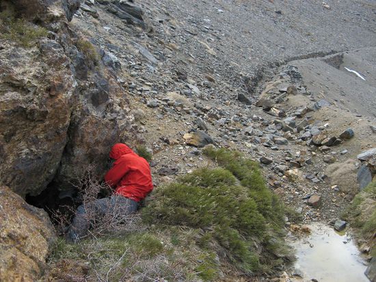 Langsam verzweifelnd scuht Jonas sogar in Höhlen nach Wasser- erfolglos!