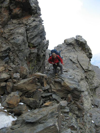 Das ausgetrocknete Flussbett ist teilweise von Steinschlägen verschüttet