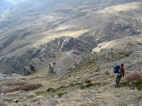 In der Dämmerung eine steilen Hang heruntersteigen