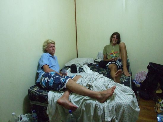 Unser gutaufgeraeumtes Zimmer. In diesem Bett hatten wir drei Naechte zu dritt geschlafen!