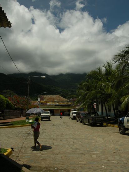 Trojillo ist wunderschoen zwischen Bergen und Meer gelegen