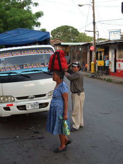 Ob diese Dame so richtig verstanden hat, wie ein Rucksack zu gebrauchen ist?