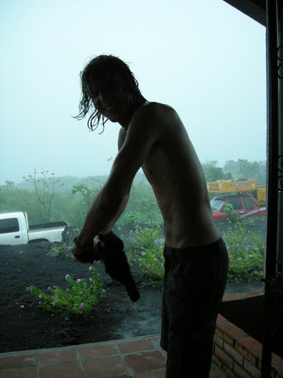 Schutz vor dem Sturm -triefend nass!