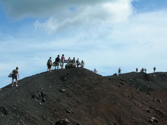 Auf dem Kraterrand entlang