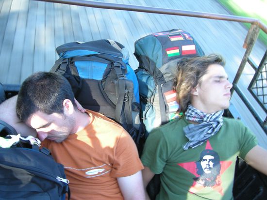 Matthew und ich schlafen im Pickup zum Track