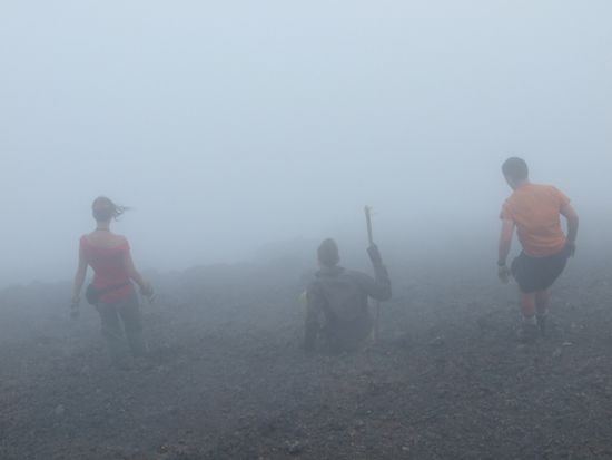 Im Nebel beginnen wir den Abstieg