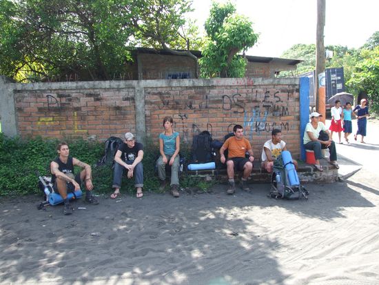 Warten auf einen Bus in Leon Viejo