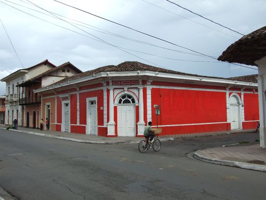 Bunt sind die Haeuser fast ausnahmslos angestrichen