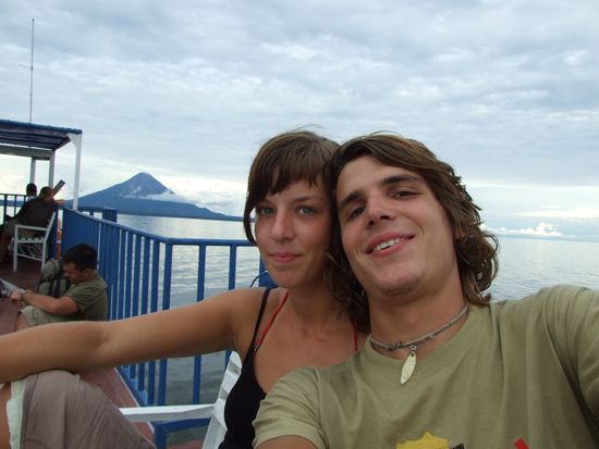 Auf der Fahere, im Hintergrund erhebt sich  Ometepe