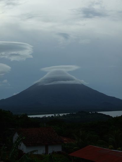 Blick von unserer Terrasse auf den staendig Rauch ausstossenden Conception