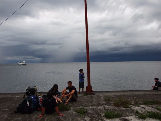 Warten auf die Fahere, die zusammen mit der Gewitterfront eintrifft