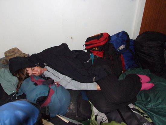 Auch Julia hat einen bequemen Schlafplatz ergattert -den Ferseher direkt ueber ihr kann man leider nicht sehen bzw. hoeren!