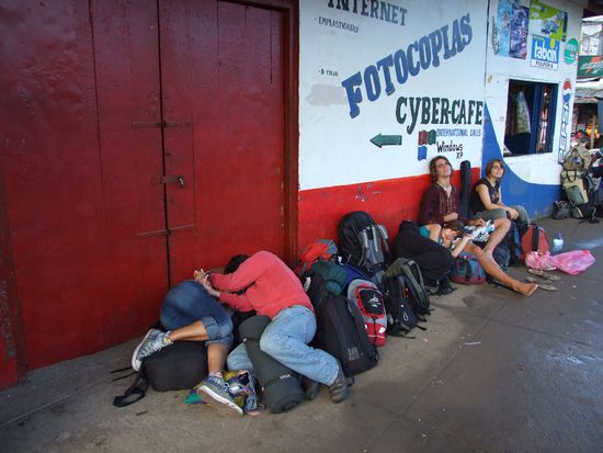 Warten am Hafen von San Carlos