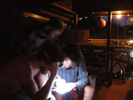 Im Schein der Taschenlampe muss ich Barry und Ryan alles, was ich in Suedamerika zu empfehlen habe, aufschreiben - nicht gerade schoen, wenn man selber bald nach Hause muss!