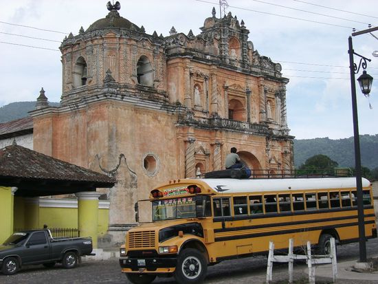 Alte amerikanische Schulbusse dienen hier als Public Transport