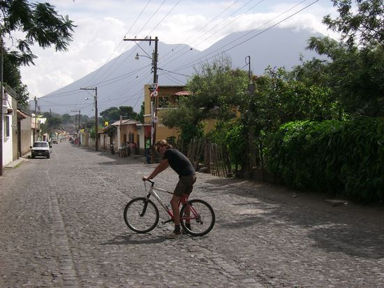 Mit dem Fahrrad erkunde ich zusammen mit Shan die umliegenden Doerfer