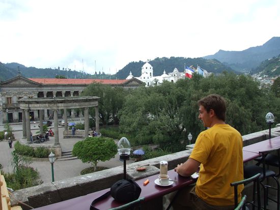 Luke beim Kaffeetrinken mit Blick auf den Parque Central