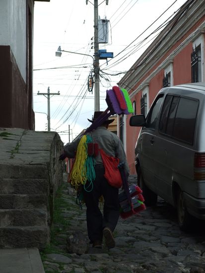 Mobiler Besenverkaeufer in Xela - auch uns fragt er, ob wir nicht einen Besen kaufen moechten...