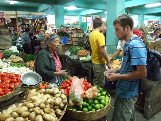 Alex verhadelt den Preis fuer ein Pfund Tomanten
