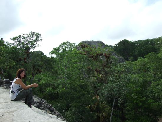 Julia vor einem der Tempel, den wir leide rnicht erklimmen durften, da vor einer Woche eine Touristen gestuerzt und gestor ben war