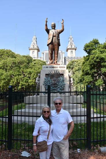 Erste Eindrücke der Stadt vor der großen Perón Statue