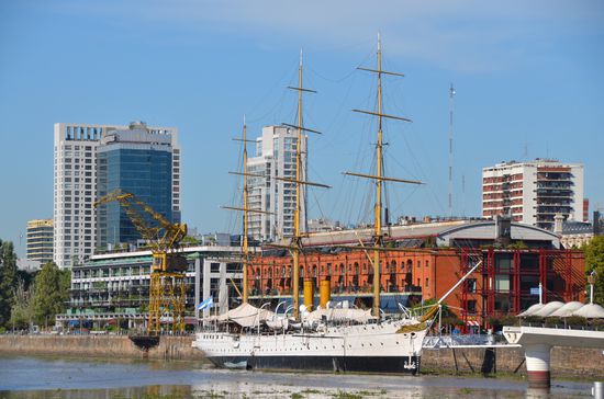 Blick über den Fluß auf die alten Zollgebäude